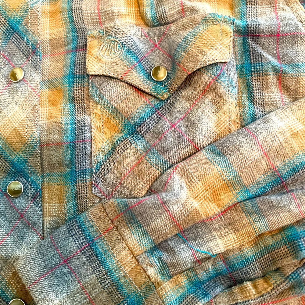 Nice Western Wangler shirt, light weight soft pearl snap button up.